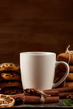 Geleneksel Noel çay bir fincan sıcak çay, kurabiye ve süslemeleri üzerinde ahşap bir masa, seçici odak konseptiyle