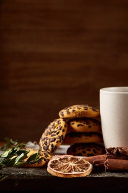 Geleneksel Noel çay bir fincan sıcak çay, kurabiye ve süslemeleri üzerinde ahşap bir masa, seçici odak konseptiyle