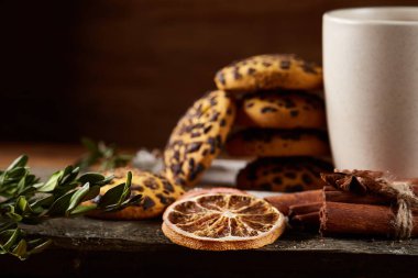 Geleneksel Noel çay bir fincan sıcak çay, kurabiye ve süslemeleri üzerinde ahşap bir masa, seçici odak konseptiyle