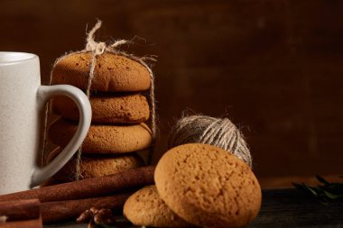 Geleneksel Noel çay bir fincan sıcak çay, kurabiye ve süslemeleri üzerinde ahşap bir masa, seçici odak konseptiyle