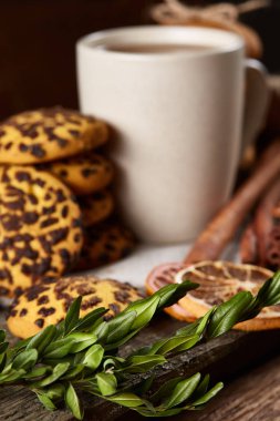 Tanımlama bilgileri, tarçın ve ahşap arka plan üzerinde kurutulmuş portakal yığını ile Noel kompozisyon yakın çekim.