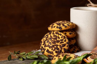 Tanımlama bilgileri, tarçın ve ahşap arka plan üzerinde kurutulmuş portakal yığını ile Noel kompozisyon yakın çekim.