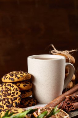 Tanımlama bilgileri, tarçın ve ahşap arka plan üzerinde kurutulmuş portakal yığını ile Noel kompozisyon yakın çekim.