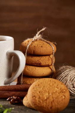 Tanımlama bilgileri, tarçın ve ahşap arka plan üzerinde kurutulmuş portakal yığını ile Noel kompozisyon yakın çekim.