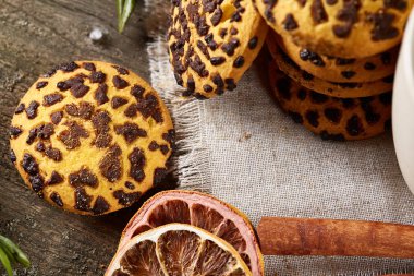 Tanımlama bilgileri, tarçın ve ahşap arka plan üzerinde kurutulmuş portakal yığını ile Noel kompozisyon yakın çekim.