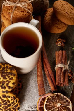 Tanımlama bilgileri, tarçın ve ahşap arka plan üzerinde kurutulmuş portakal yığını ile Noel kompozisyon yakın çekim.