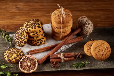 Tanımlama bilgileri, tarçın ve ahşap arka plan üzerinde kurutulmuş portakal yığını ile Noel kompozisyon yakın çekim.