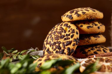 Tanımlama bilgileri, tarçın ve ahşap arka plan üzerinde kurutulmuş portakal yığını ile Noel kompozisyon yakın çekim.