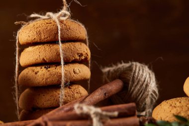 Tanımlama bilgileri, tarçın ve ahşap arka plan üzerinde kurutulmuş portakal yığını ile Noel kompozisyon yakın çekim.