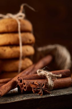 Tanımlama bilgileri, tarçın ve ahşap arka plan üzerinde kurutulmuş portakal yığını ile Noel kompozisyon yakın çekim.