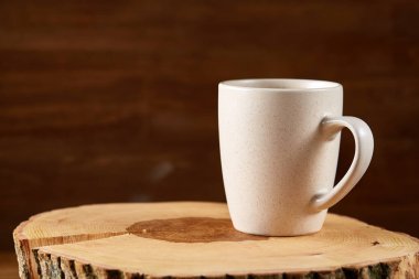 Beyaz fincan çay rustik ahşap arka plan, seçici odak üzerinde eski bir oturum