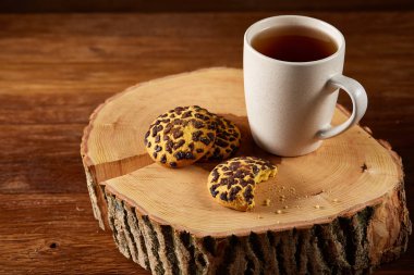 Beyaz fincan çay ve ülke tarzı ahşap arka plan, yakın çekim, seçici odak bir oturum tanımlama bilgileri