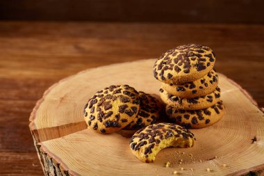 Tatlı bisküvi rustik ahşap arka plan, yakın çekim, seçici odak bir yuvarlak ahşap oturum yelpazesine.