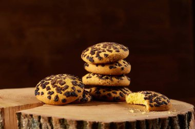 Tatlı bisküvi rustik ahşap arka plan, yakın çekim, seçici odak bir yuvarlak ahşap oturum yelpazesine.