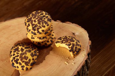 Tatlı bisküvi rustik ahşap arka plan, yakın çekim, seçici odak bir yuvarlak ahşap oturum yelpazesine.