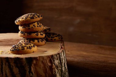 Tatlı bisküvi rustik ahşap arka plan, yakın çekim, seçici odak bir yuvarlak ahşap oturum yelpazesine.