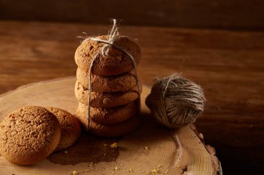 Tatlı bisküvi rustik ahşap arka plan, yakın çekim, seçici odak bir yuvarlak ahşap oturum yelpazesine.