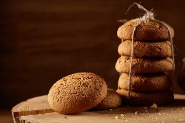 Tatlı bisküvi rustik ahşap arka plan, yakın çekim, seçici odak bir yuvarlak ahşap oturum yelpazesine.