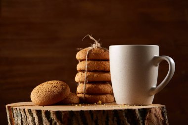 Beyaz fincan çay ve ülke tarzı ahşap arka plan, yakın çekim, seçici odak bir oturum tanımlama bilgileri