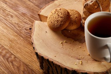 Beyaz fincan çay ve ülke tarzı ahşap arka plan, yakın çekim, seçici odak bir oturum tanımlama bilgileri