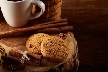 Bir fincan sıcak çay, kurabiye ve dekorasyon ahşap arka plan, seçici odak üzerinde bir oturum ile Noel kavramı