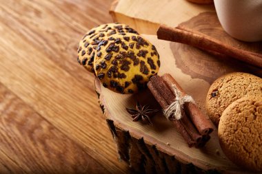 Bir fincan sıcak çay, kurabiye ve dekorasyon ahşap arka plan, seçici odak üzerinde bir oturum ile Noel kavramı