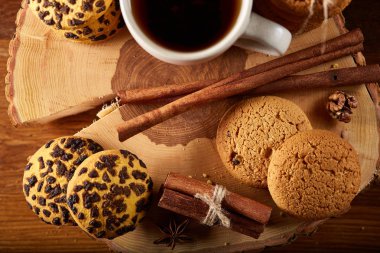 Bir fincan sıcak çay, kurabiye ve dekorasyon ahşap arka plan, seçici odak üzerinde bir oturum ile Noel kavramı