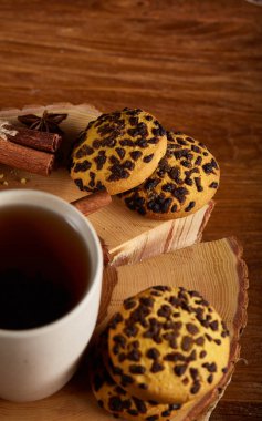 Bir fincan sıcak çay, kurabiye ve dekorasyon ahşap arka plan, seçici odak üzerinde bir oturum ile Noel kavramı