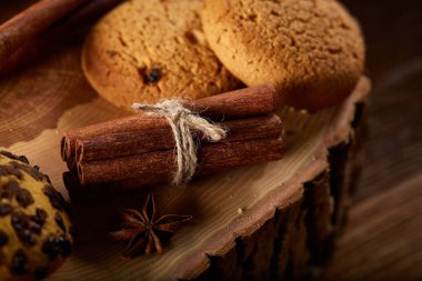 Tatlı bisküvi rustik ahşap arka plan, yakın çekim, seçici odak bir yuvarlak ahşap oturum yelpazesine.