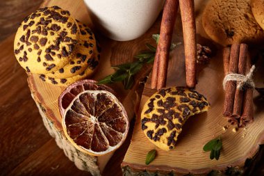 Tatlı bisküvi rustik ahşap arka plan, yakın çekim, seçici odak bir yuvarlak ahşap oturum yelpazesine.