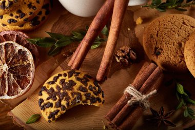 Tatlı bisküvi rustik ahşap arka plan, yakın çekim, seçici odak bir yuvarlak ahşap oturum yelpazesine.