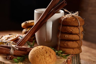 Bir fincan sıcak çay, kurabiye ve dekorasyon ahşap arka plan, seçici odak üzerinde bir oturum ile Noel kavramı