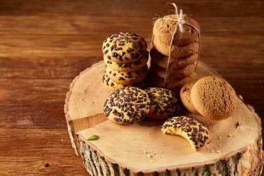 Tatlı bisküvi rustik ahşap arka plan, yakın çekim, seçici odak bir yuvarlak ahşap oturum yelpazesine.