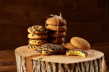 Tatlı bisküvi rustik ahşap arka plan, yakın çekim, seçici odak bir yuvarlak ahşap oturum yelpazesine.