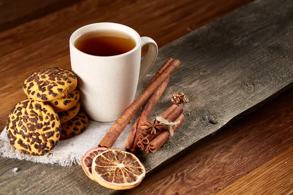 Copa de galletas fritas de té y chocolate en servilleta blanca hecha en casa en estilo país, enfoque selectivo . —  Fotos de Stock