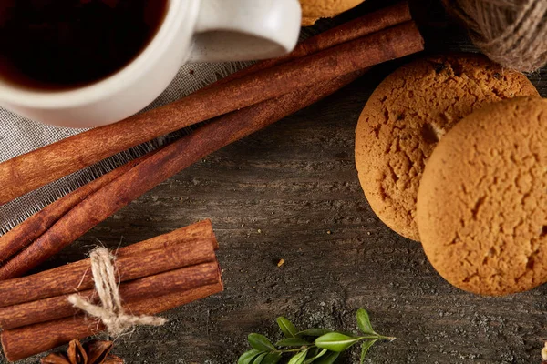 Composición navideña con pila de galletas, canela y naranjas secas sobre fondo de madera, primer plano . —  Fotos de Stock