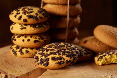 Tatlı bisküvi rustik ahşap arka plan, yakın çekim, seçici odak bir yuvarlak ahşap oturum yelpazesine.