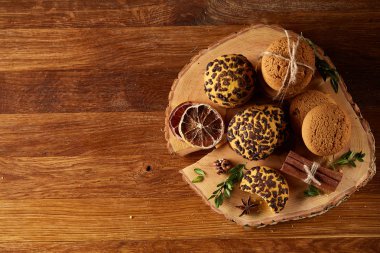 Tatlı bisküvi rustik ahşap arka plan, yakın çekim, seçici odak bir yuvarlak ahşap oturum yelpazesine.