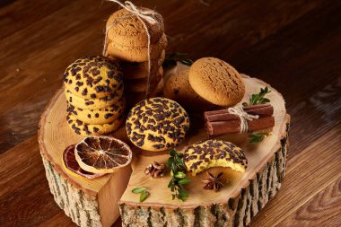 Tatlı bisküvi rustik ahşap arka plan, yakın çekim, seçici odak bir yuvarlak ahşap oturum yelpazesine.