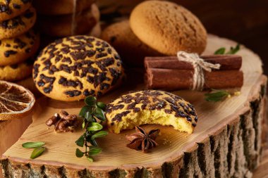 Tatlı bisküvi rustik ahşap arka plan, yakın çekim, seçici odak bir yuvarlak ahşap oturum yelpazesine.