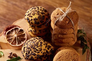 Tatlı bisküvi rustik ahşap arka plan, yakın çekim, seçici odak bir yuvarlak ahşap oturum yelpazesine.