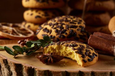 Tatlı bisküvi rustik ahşap arka plan, yakın çekim, seçici odak bir yuvarlak ahşap oturum yelpazesine.