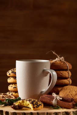 Bir fincan sıcak çay, kurabiye ve dekorasyon ahşap arka plan, seçici odak üzerinde bir oturum ile Noel kavramı