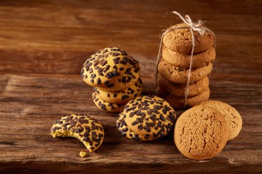 Tatlı bisküvi rustik ahşap arka plan, yakın çekim, seçici odak bir yuvarlak ahşap oturum yelpazesine.