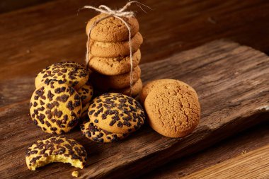 Tatlı bisküvi rustik ahşap arka plan, yakın çekim, seçici odak bir yuvarlak ahşap oturum yelpazesine.