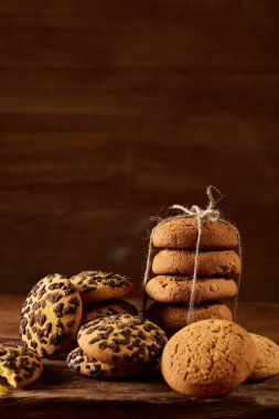 Tatlı bisküvi rustik ahşap arka plan, yakın çekim, seçici odak bir yuvarlak ahşap oturum yelpazesine.