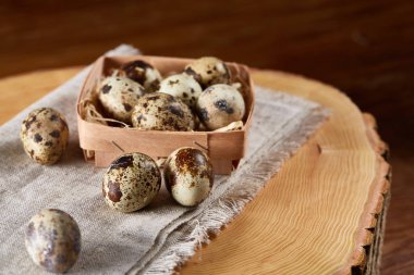 Yumurtalar bıldırcın kutusunun kompozisyon yumurta bir günlük saf bir peçeteye üzerinde ahşap arka plan üzerinde Üstten Görünüm