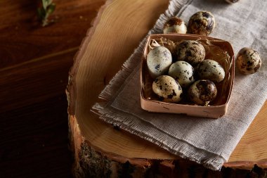 Yumurtalar bıldırcın kutusunun kompozisyon yumurta bir günlük saf bir peçeteye üzerinde ahşap arka plan üzerinde Üstten Görünüm