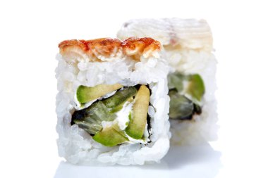 Geleneksel taze Japon Suşi rulo bir beyaz arka plan, yakın çekim, seçici odak.