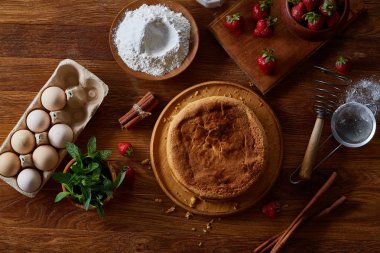 Lezzetli kek taze organik çilek ve nane, üstten görünüm, yakın çekim, selctive odak.